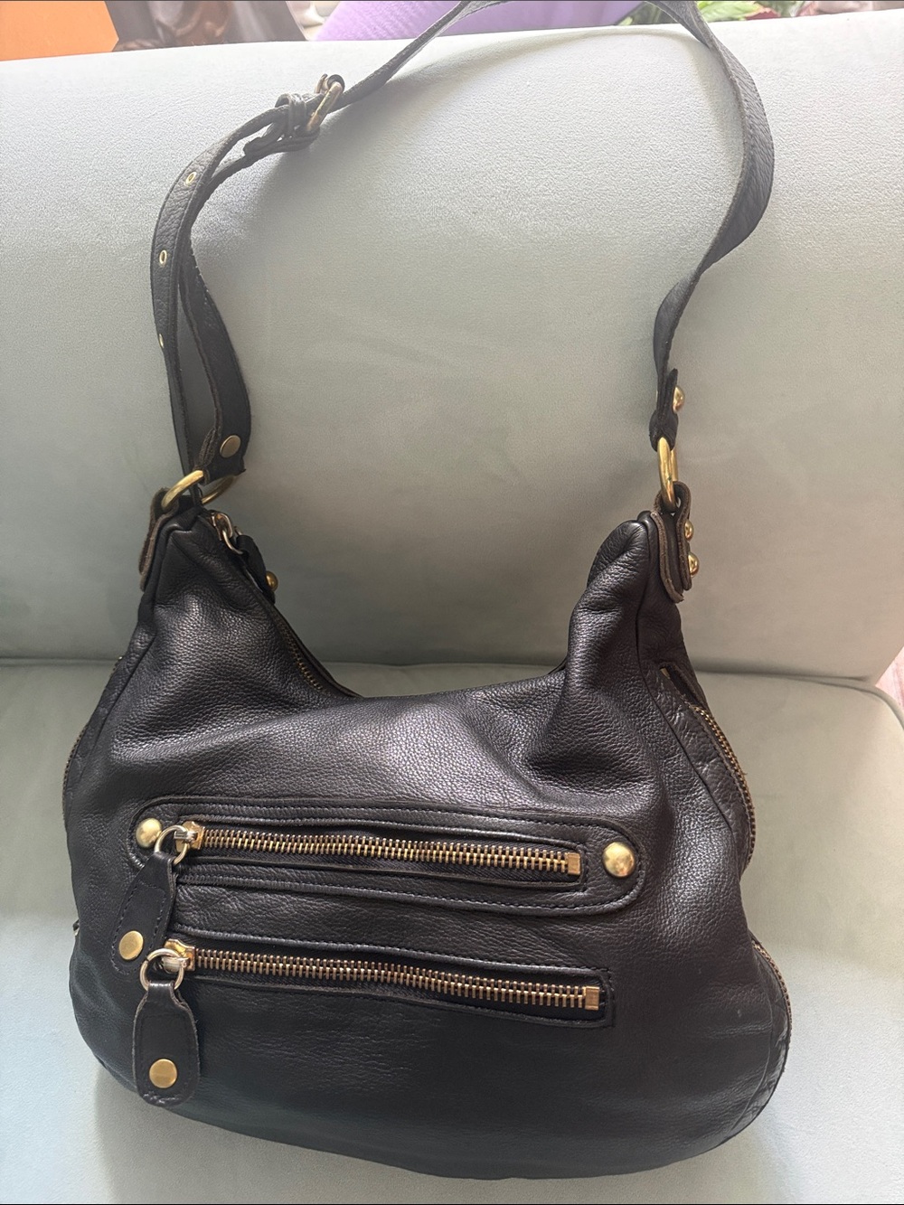Linesa Pelle Black Soft Leather expandable  Bag. 2 outside & 3 inside pocket